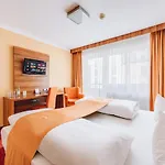 伊萨门酒店 3*